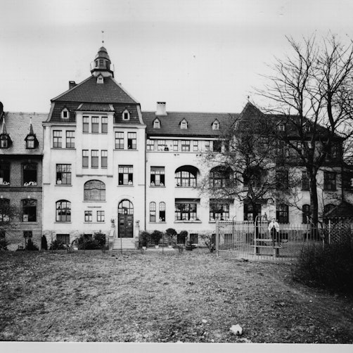 Eine schwarz-weiße Aufnahme des Krankenhauses „Maria Hilf “, das 1886 eröffnete.