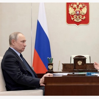 DasBild zeigt Wladimir Putin und die russische Kinderrechtsbeauftragte Maria Lwowa-Belowa im Gespräch. Foto: Screenshot von Kremlin.ru