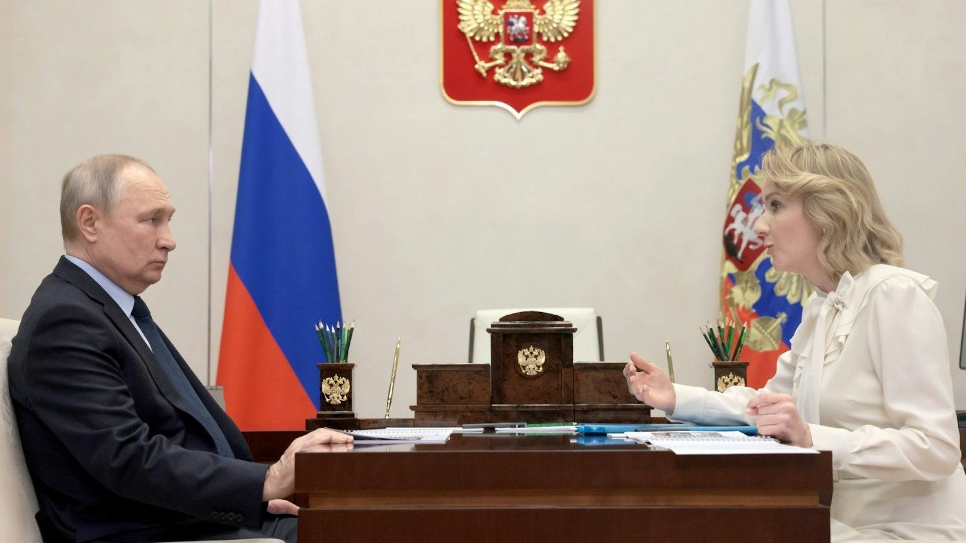 DasBild zeigt Wladimir Putin und die russische Kinderrechtsbeauftragte Maria Lwowa-Belowa im Gespräch. Foto: Screenshot von Kremlin.ru