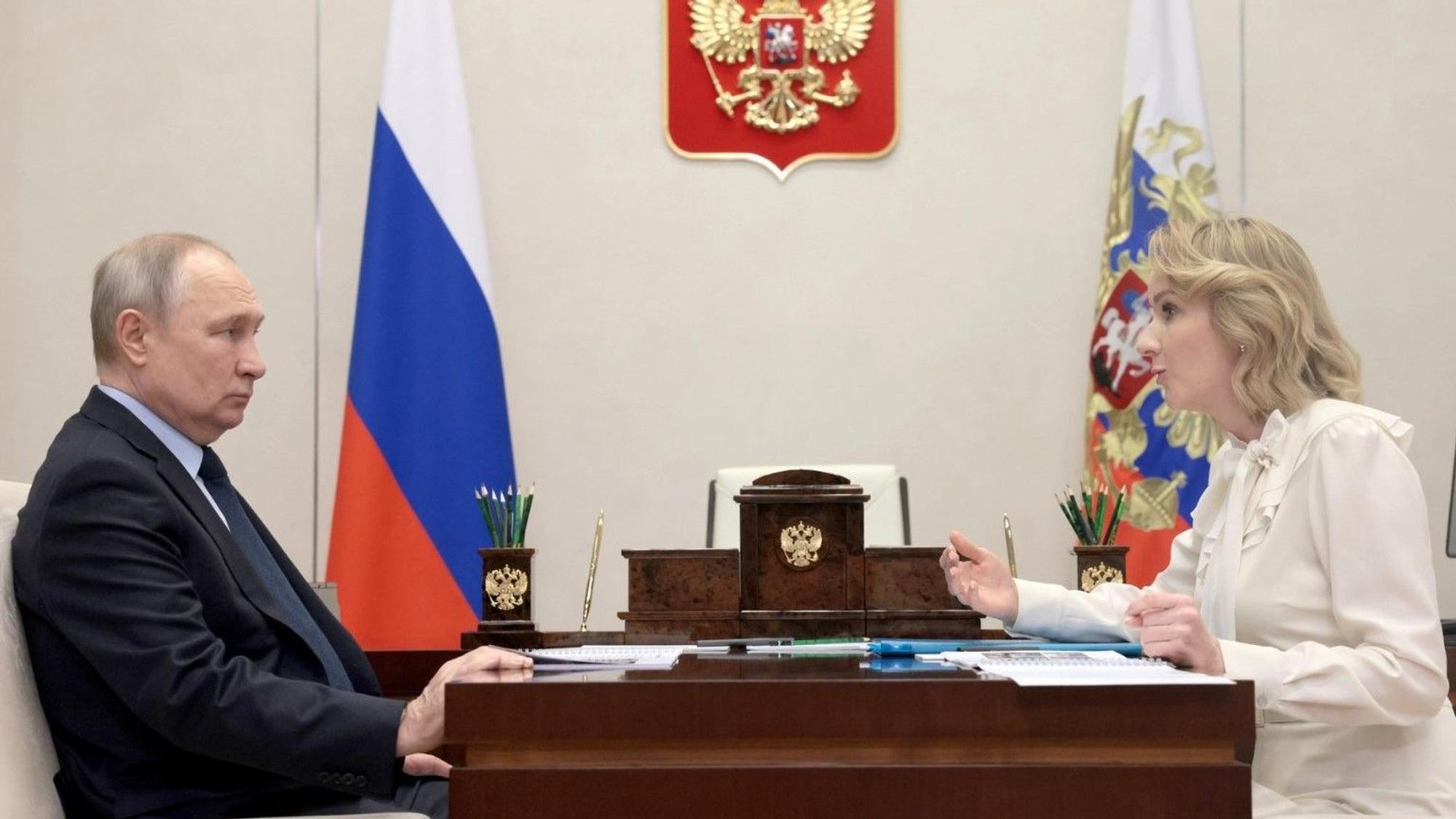DasBild zeigt Wladimir Putin und die russische Kinderrechtsbeauftragte Maria Lwowa-Belowa im Gespräch. Foto: Screenshot von Kremlin.ru