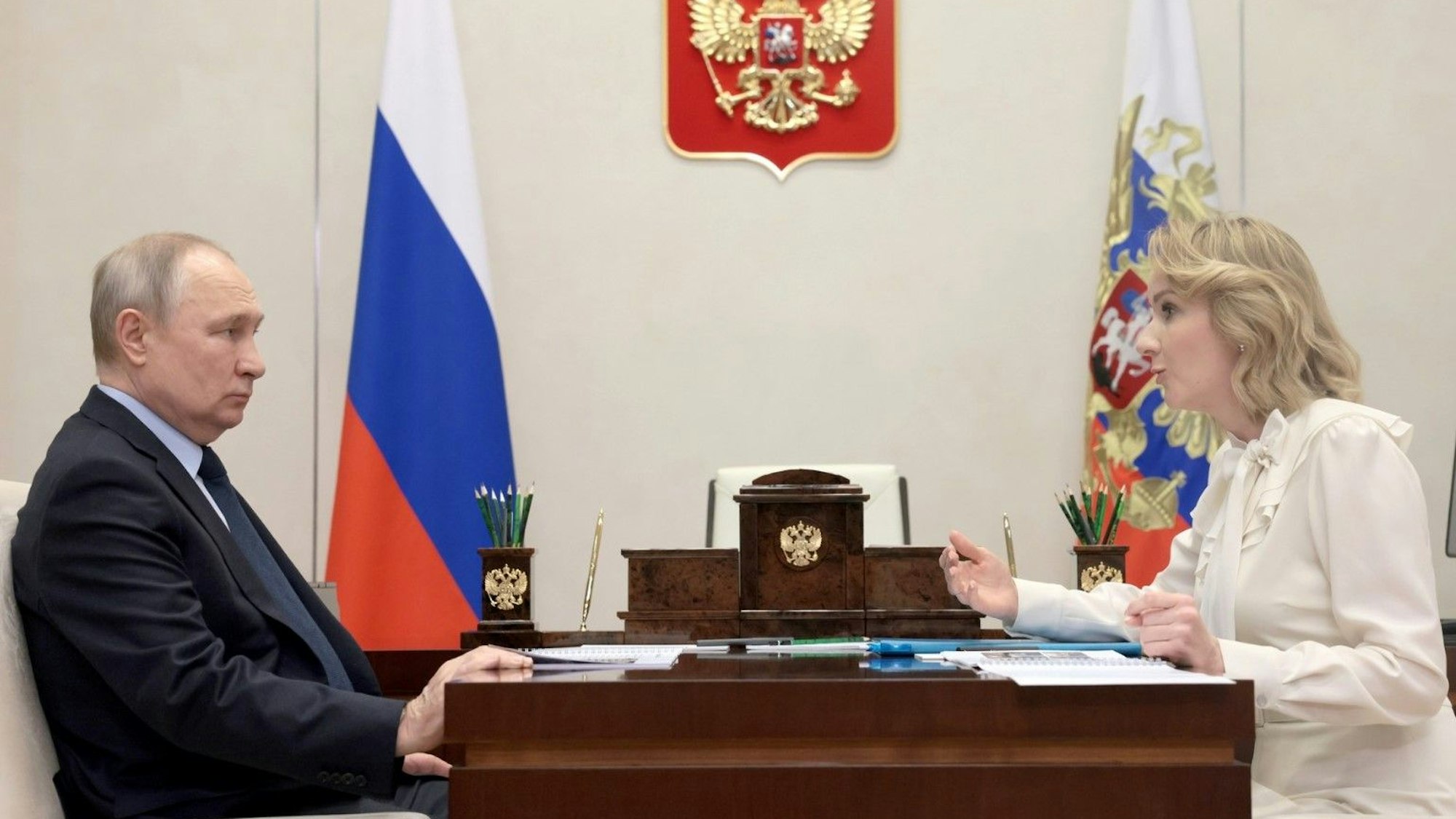 DasBild zeigt Wladimir Putin und die russische Kinderrechtsbeauftragte Maria Lwowa-Belowa im Gespräch. Foto: Screenshot von Kremlin.ru