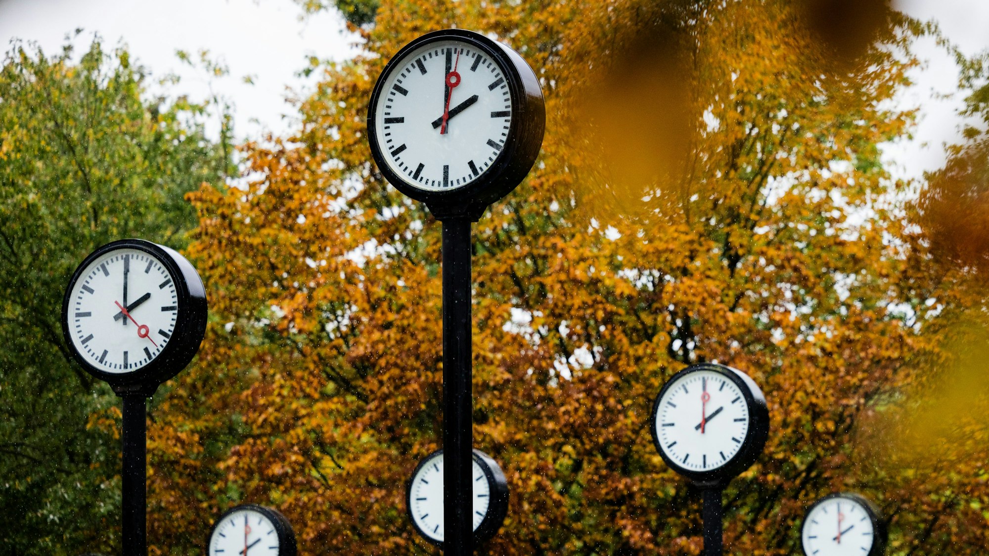 Die Uhren im Zeitfeld des Künstlers Klaus Rinke zeigen 14 Uhr.