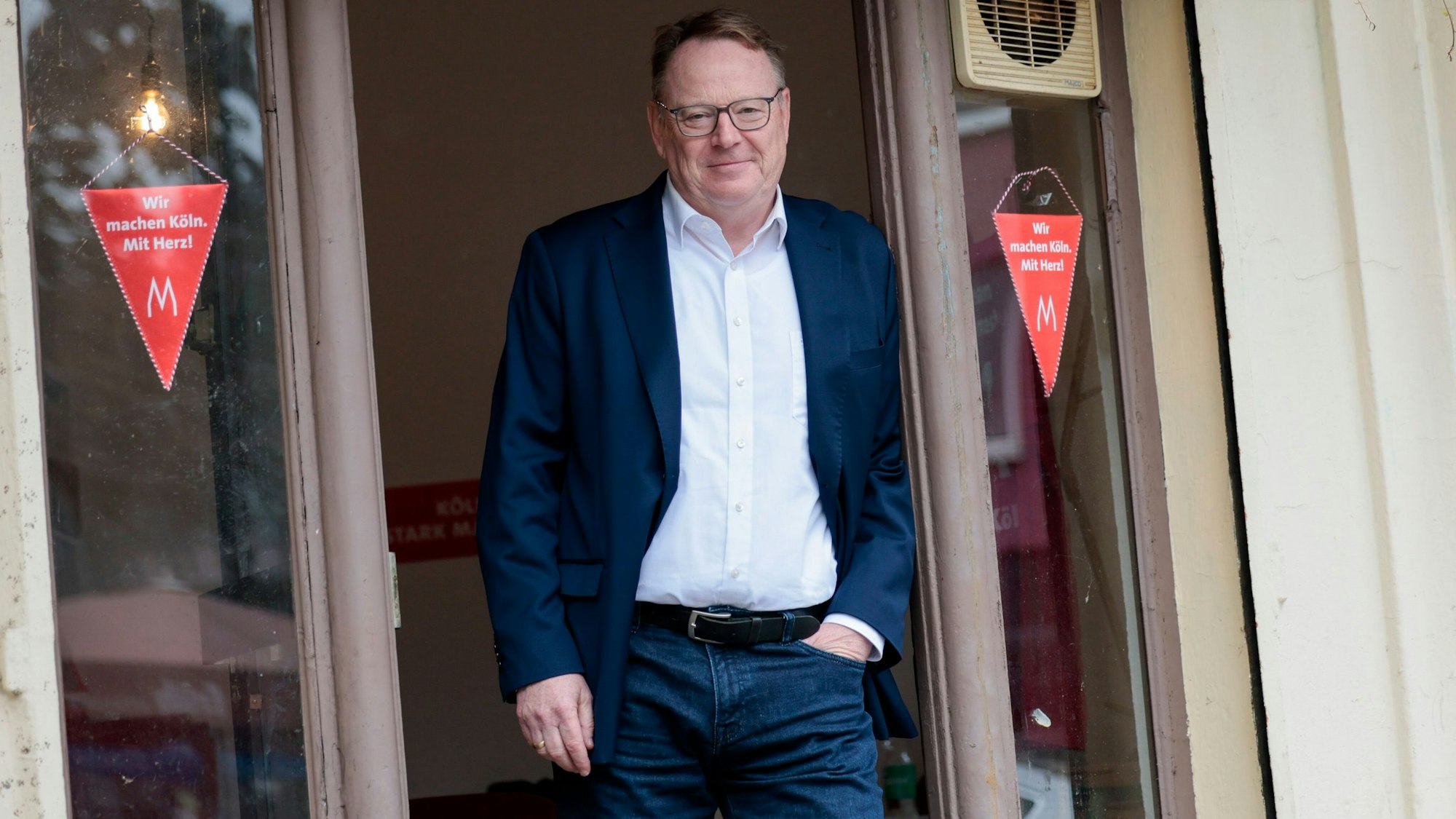 Torsten Burmester (SPD), Kandidat der SPD für das Amt des Oberbürgermeisters in Köln, steht vor dem SPD- Bürgerbüro. (zu dpa: «Party, Dreck und Drogen: Wer rettet «das deutsche Neapel»?») +++ dpa-Bildfunk +++