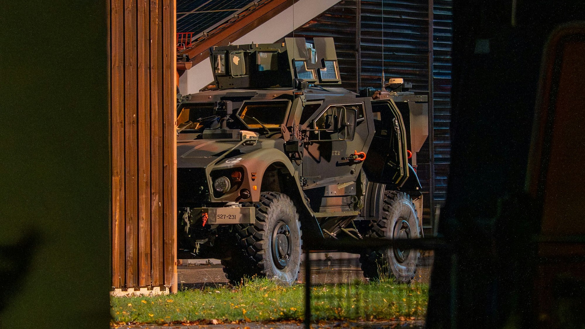 Ein gepanzertes Bundeswehrfahrzeug steht in der Nähe des Einsatzortes.