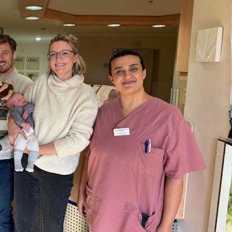 Das Bild zeigt die Familie Mack sowie Oberärztin Birke Bauer und Hebamme Fiorina Maccarone.