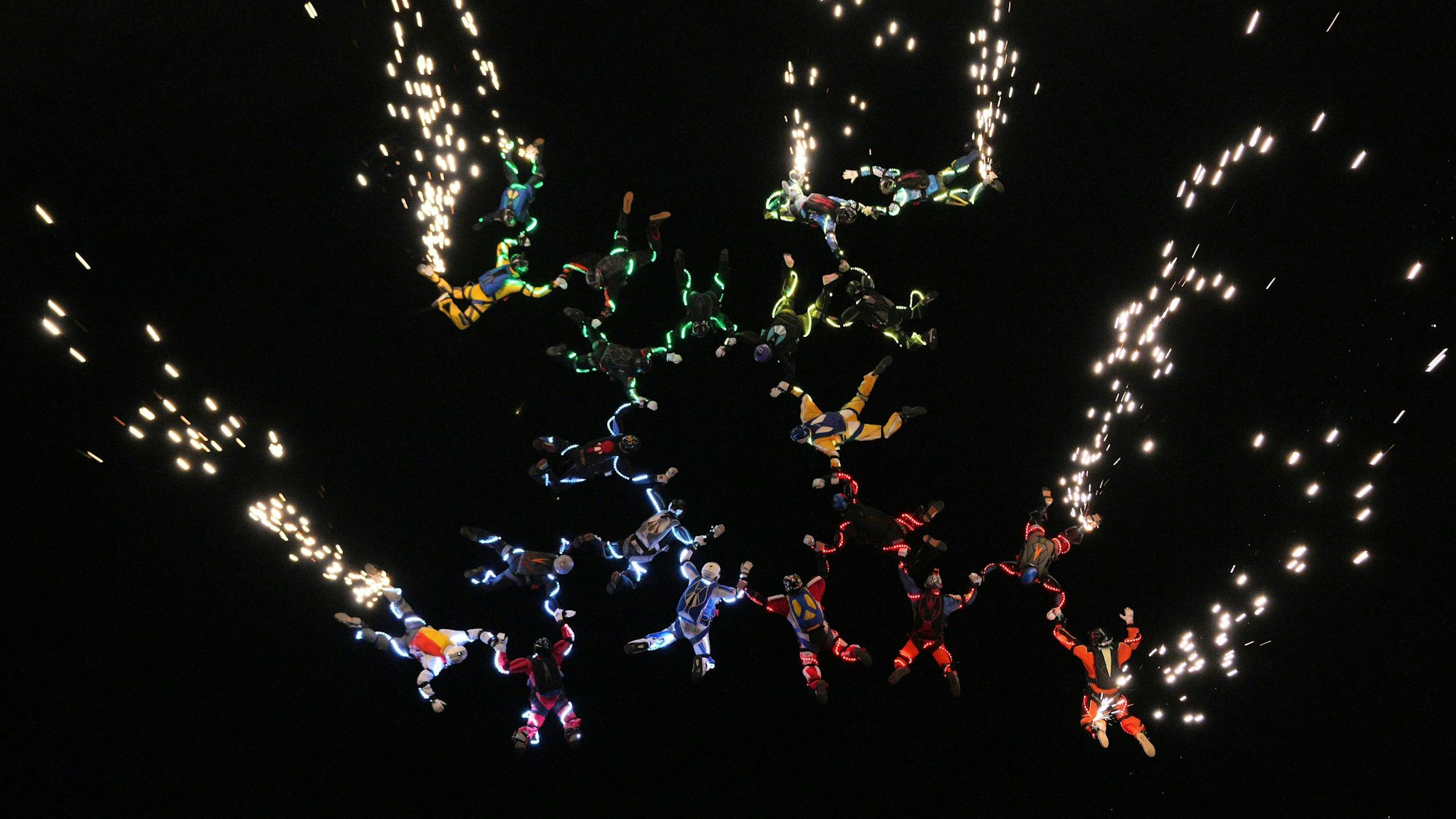 Der Fallschirm-Rekordsprung in Zweibrücken mit Pyrotechnik.