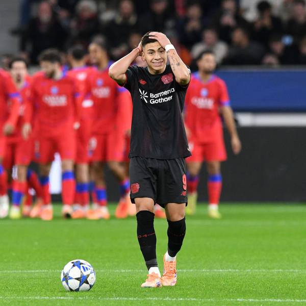 Claudio Echeverri Bayer 04 Leverkusen aergert sich, im Hintergrund jubeln die Pariser ueber ein Tor. GER, Bayer 04 Leverkusen vs Paris Saint-Germain, Fussball, UEFA Champions League, Ligaphase, Spielzeit 2025/2026, 21.10.2025 DFL REGULATIONS PROHIBIT ANY USE OF PHOTOGRAPHS AS IMAGE SEQUENCES AND/OR QUASI-VIDEO GER, Bayer 04 Leverkusen vs Paris Saint-Germain, Fussball, UEFA Champions League, Ligaphase, Spielzeit 2025/2026, 21.10.2025 Leverkusen *** Claudio Echeverri Bayer 04 Leverkusen is annoyed, in the background the Parisians cheer about a goal GER, Bayer 04 Leverkusen vs Paris Saint Germain, Football, UEFA Champions League, League phase, Season 2025 2026, 21 10 2025 DFL REGULATES PROHIBIT ANY USE OF PHOTOGRAPHS AS IMAGE SEQUENCES AND OR QUASI VIDEO GER, Bayer 04 Leverkusen vs Paris Saint Germain, Football, UEFA Champions League, League phase, 2025 2026 season, 21 10 2025 Leverkusen Copyright: xEibner-Pressefoto/ThomasxThienelx EP_TTL