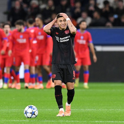 Claudio Echeverri  Bayer 04 Leverkusen  aergert sich, im Hintergrund jubeln die Pariser ueber ein Tor. GER, Bayer 04 Leverkusen vs Paris Saint-Germain, Fussball, UEFA Champions League, Ligaphase, Spielzeit 2025/2026, 21.10.2025 DFL REGULATIONS PROHIBIT ANY USE OF PHOTOGRAPHS AS IMAGE SEQUENCES AND/OR QUASI-VIDEO GER, Bayer 04 Leverkusen vs Paris Saint-Germain, Fussball, UEFA Champions League, Ligaphase, Spielzeit 2025/2026, 21.10.2025 Leverkusen *** Claudio Echeverri Bayer 04 Leverkusen is annoyed, in the background the Parisians cheer about a goal GER, Bayer 04 Leverkusen vs Paris Saint Germain, Football, UEFA Champions League, League phase, Season 2025 2026, 21 10 2025 DFL REGULATES PROHIBIT ANY USE OF PHOTOGRAPHS AS IMAGE SEQUENCES AND OR QUASI VIDEO GER, Bayer 04 Leverkusen vs Paris Saint Germain, Football, UEFA Champions League, League phase, 2025 2026 season, 21 10 2025 Leverkusen Copyright: xEibner-Pressefoto/ThomasxThienelx EP_TTL
