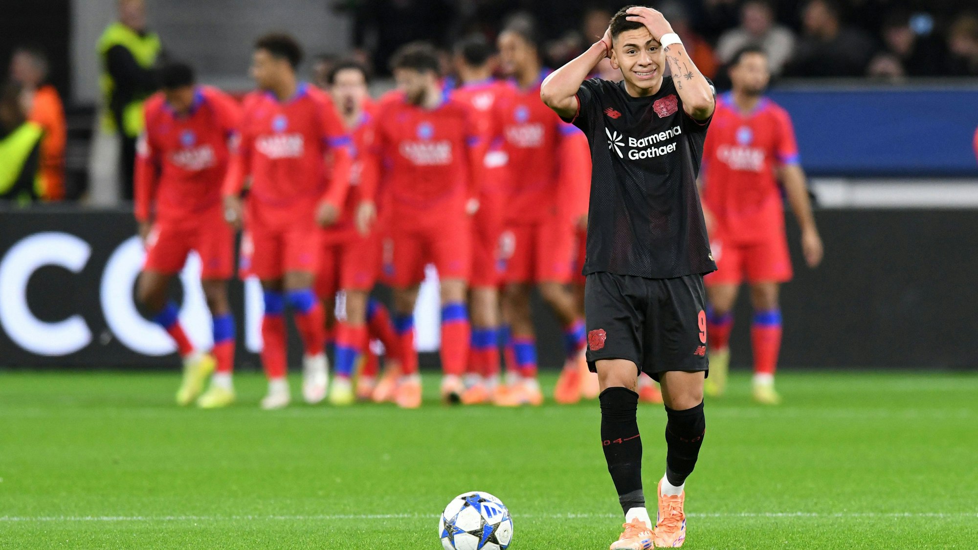 Claudio Echeverri Bayer 04 Leverkusen aergert sich, im Hintergrund jubeln die Pariser ueber ein Tor. GER, Bayer 04 Leverkusen vs Paris Saint-Germain, Fussball, UEFA Champions League, Ligaphase, Spielzeit 2025/2026, 21.10.2025 DFL REGULATIONS PROHIBIT ANY USE OF PHOTOGRAPHS AS IMAGE SEQUENCES AND/OR QUASI-VIDEO GER, Bayer 04 Leverkusen vs Paris Saint-Germain, Fussball, UEFA Champions League, Ligaphase, Spielzeit 2025/2026, 21.10.2025 Leverkusen *** Claudio Echeverri Bayer 04 Leverkusen is annoyed, in the background the Parisians cheer about a goal GER, Bayer 04 Leverkusen vs Paris Saint Germain, Football, UEFA Champions League, League phase, Season 2025 2026, 21 10 2025 DFL REGULATES PROHIBIT ANY USE OF PHOTOGRAPHS AS IMAGE SEQUENCES AND OR QUASI VIDEO GER, Bayer 04 Leverkusen vs Paris Saint Germain, Football, UEFA Champions League, League phase, 2025 2026 season, 21 10 2025 Leverkusen Copyright: xEibner-Pressefoto/ThomasxThienelx EP_TTL