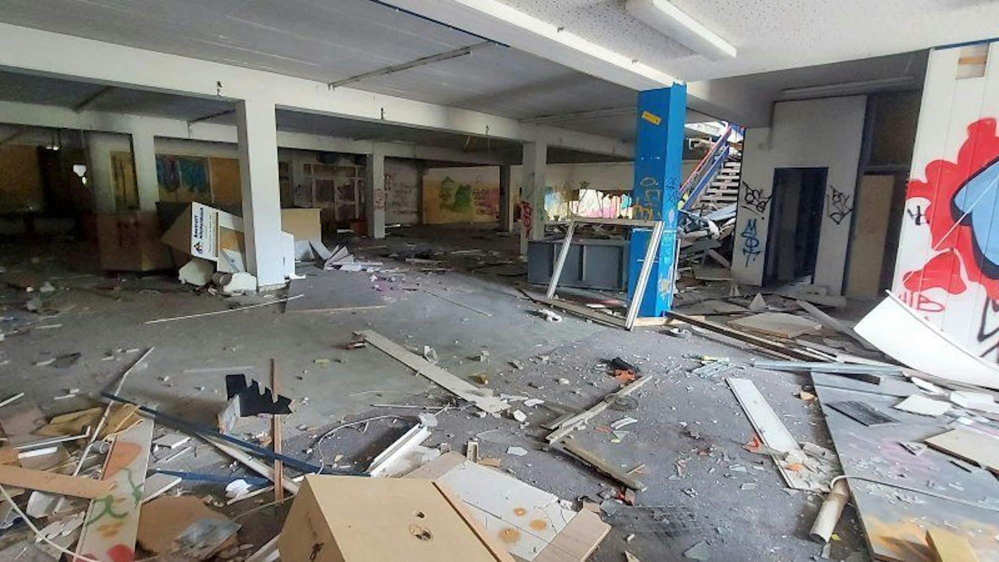 Der Baumarkt in Soest verkommt seit Jahren zum „Lost Place“.