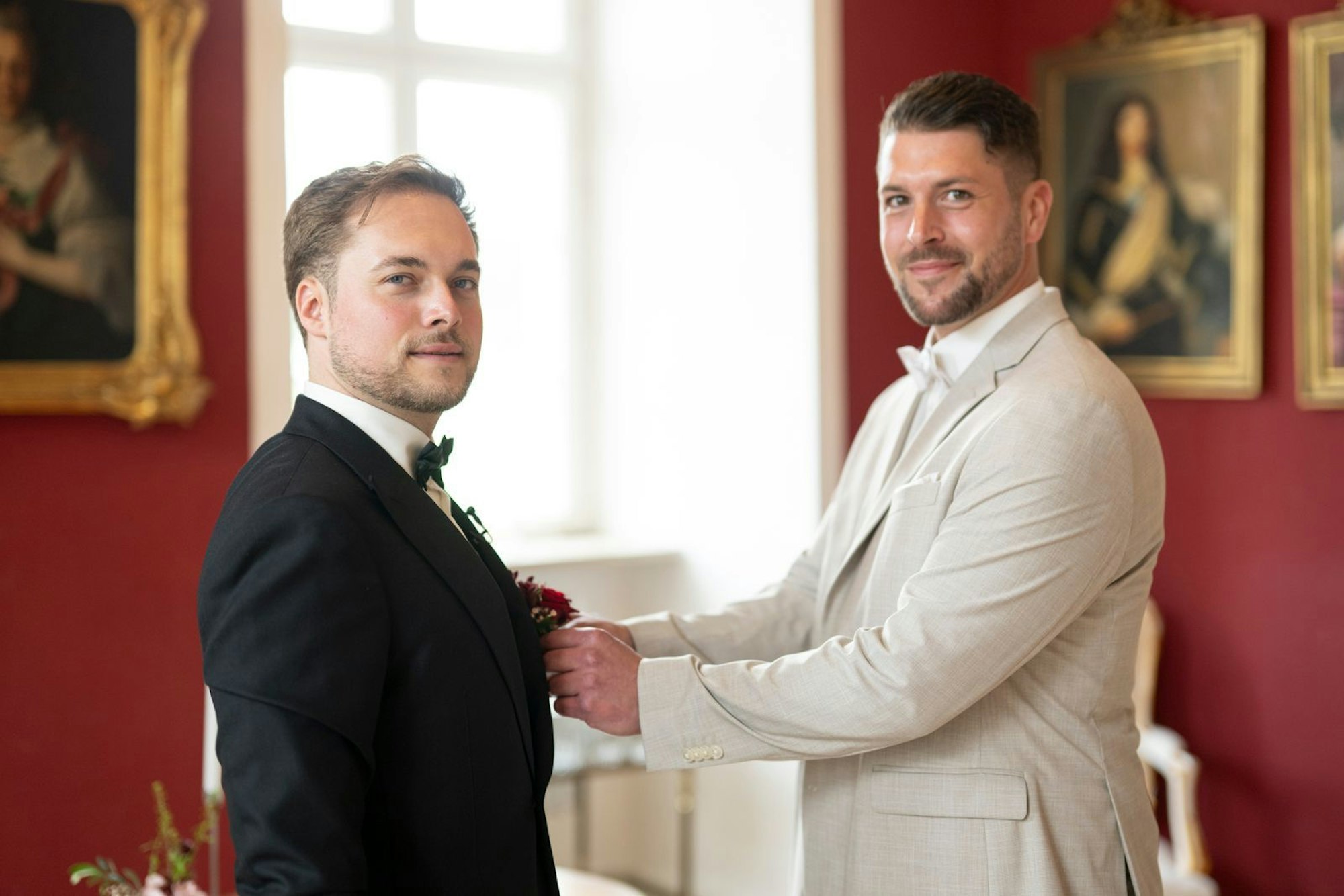Der Trauzeuge (rechts) zupft Marlons Anzug zurecht, dann kann's losgehen.  (Bild: Joyn / Markus Hertrich)