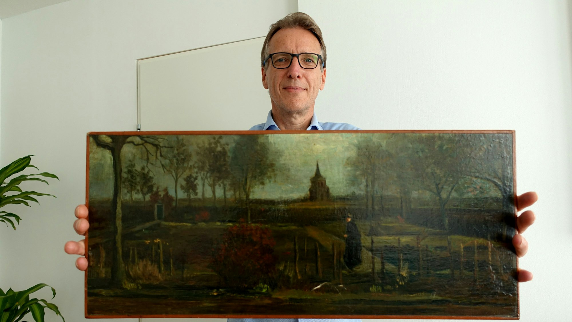 Der Kunstdetektiv Arthur Brand zeigt das Gemälde „Der Pfarrgarten von Nuenen im Frühjahr“ von Vincent van Gogh aus dem Jahre 1884.
