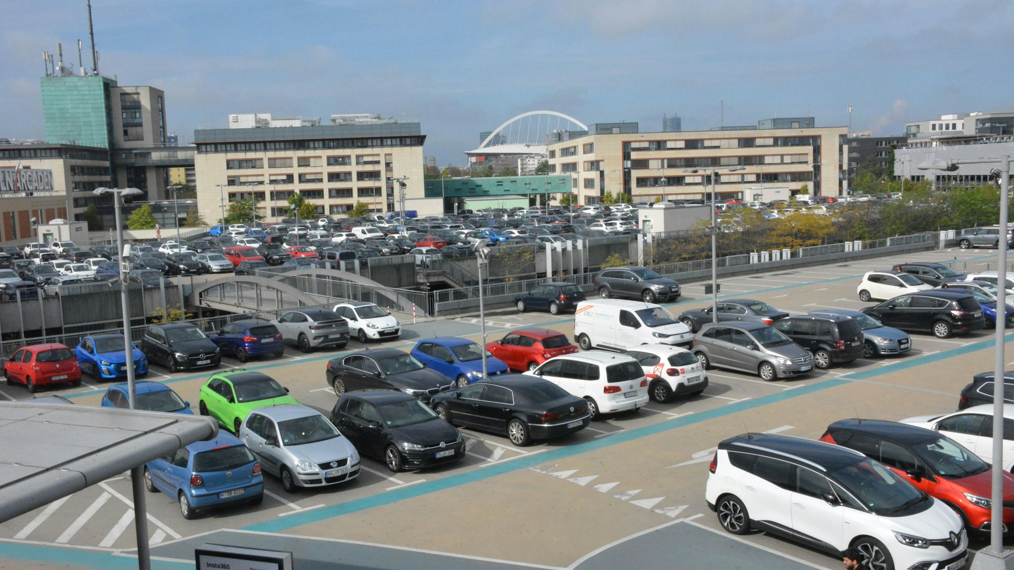 Blick auf das Dach des Parkhauses der Köln Arcaden in Kalk.