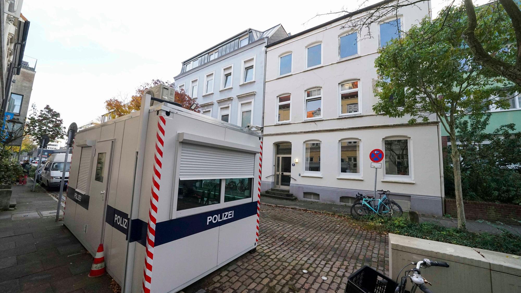Ein Polizeicontainer vor einem städtischen Wohnhaus. Die Bewachung der Hamburger Wohnung von Olaf Scholz kostet jährlich Millionen. (Symbolbild)