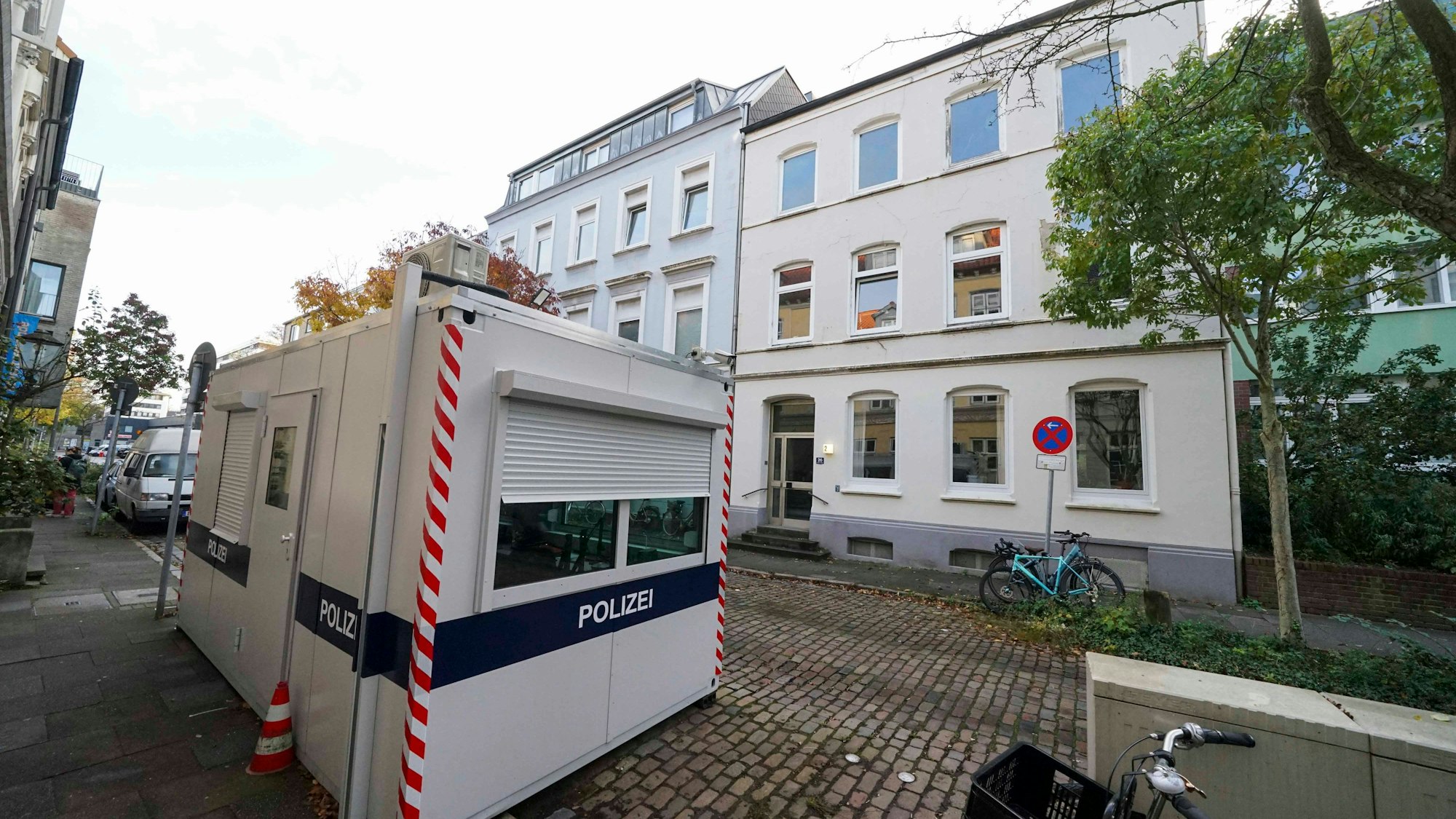 Ein Polizeicontainer vor einem städtischen Wohnhaus. Die Bewachung der Hamburger Wohnung von Olaf Scholz kostet jährlich Millionen. (Symbolbild)