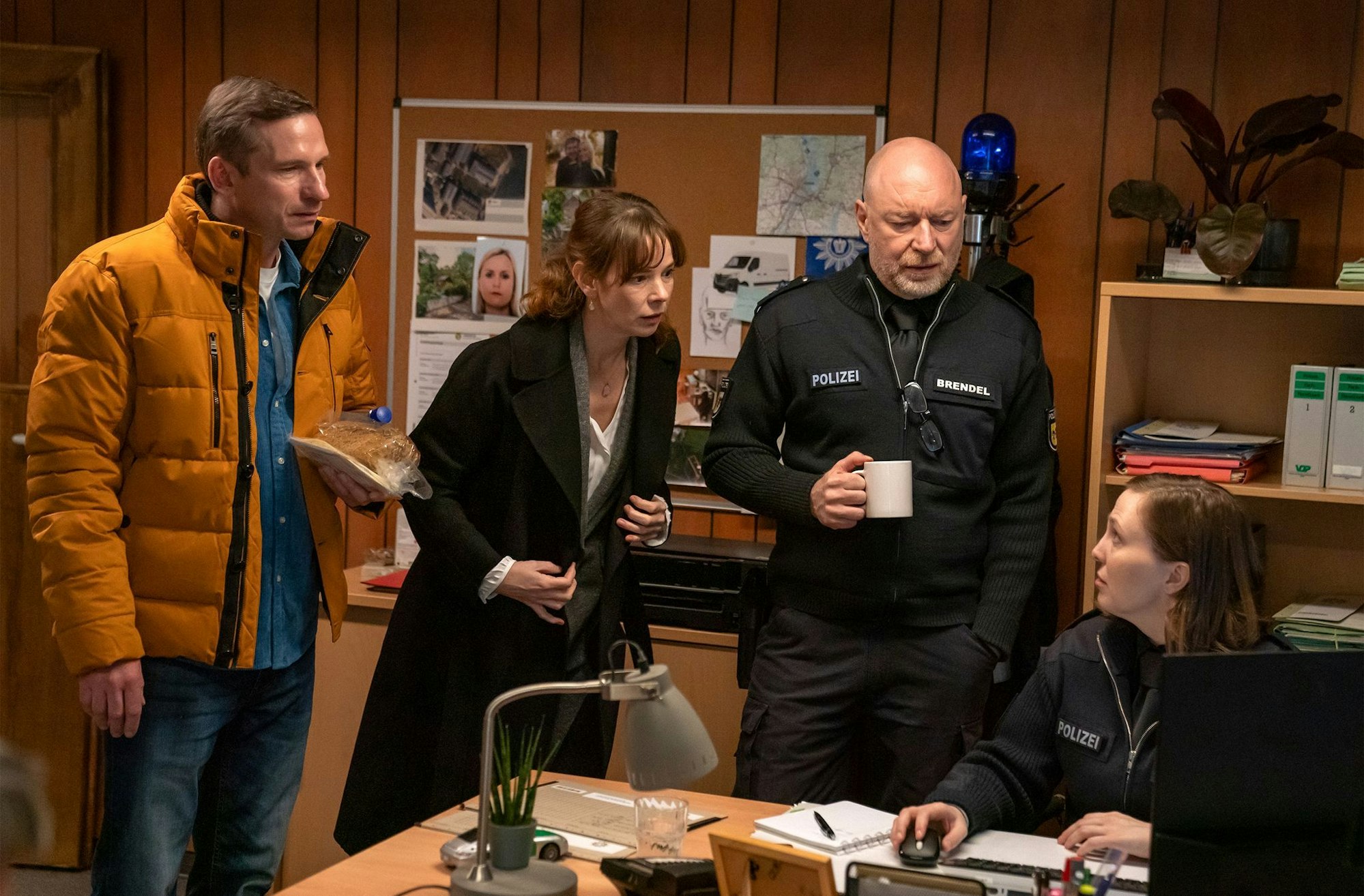 Das Ermittlerteam recherchiert Erschütterndes über Familie Rabe.