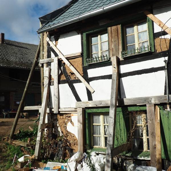 Das Fachwerkhaus des Mühlenhofs in Weilerswist-Lommersum steht unter Denkmalschutz. Derzeit ist es abgestützt, weil es einsturzgefährdet war.