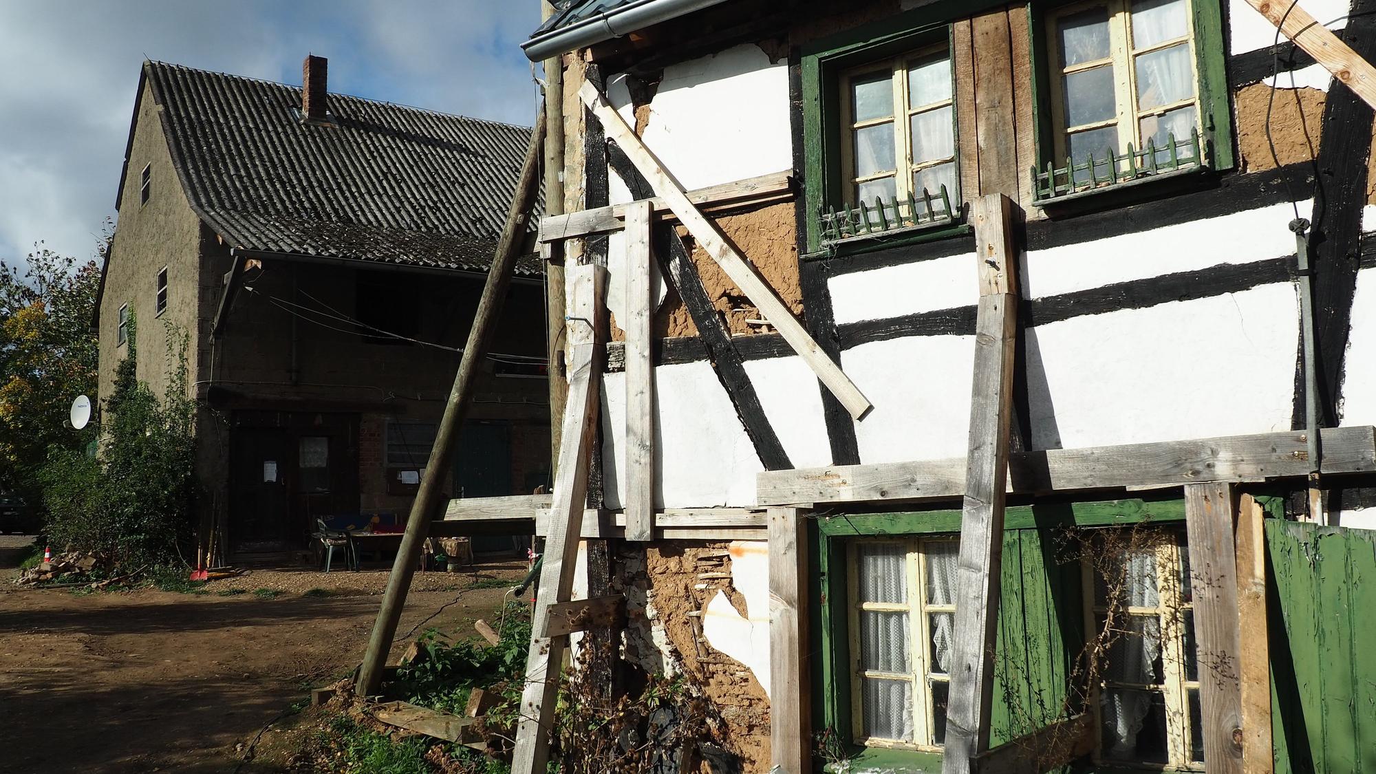 Das Fachwerkhaus des Mühlenhofs in Weilerswist-Lommersum steht unter Denkmalschutz. Derzeit ist es abgestützt, weil es einsturzgefährdet war.