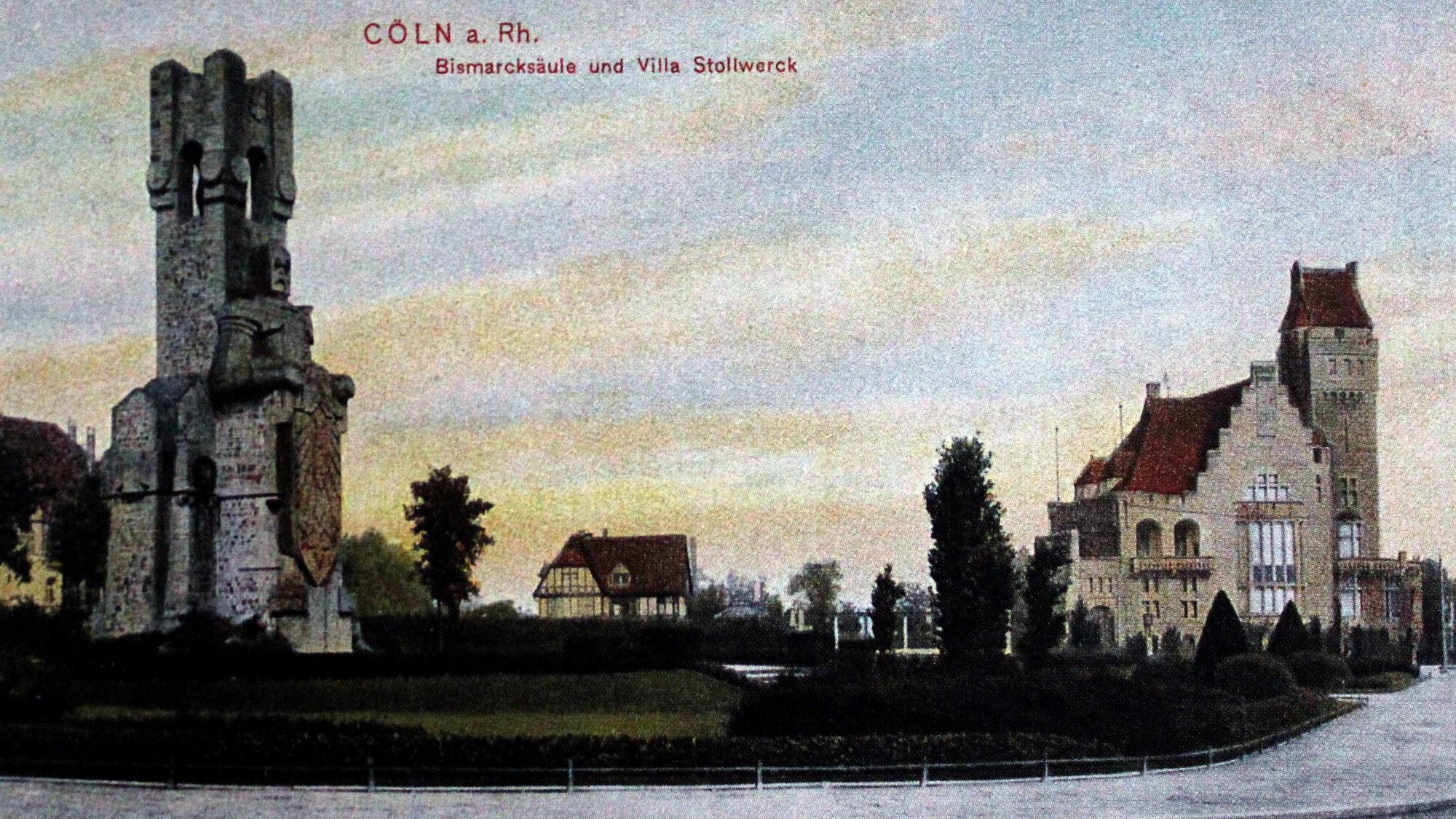 Die Postkarte, die etwa aus dem Jahr 1910 stammt, zeigt das patriotische Ensemble von Bismarcksäule und der Villa Stollwerck.