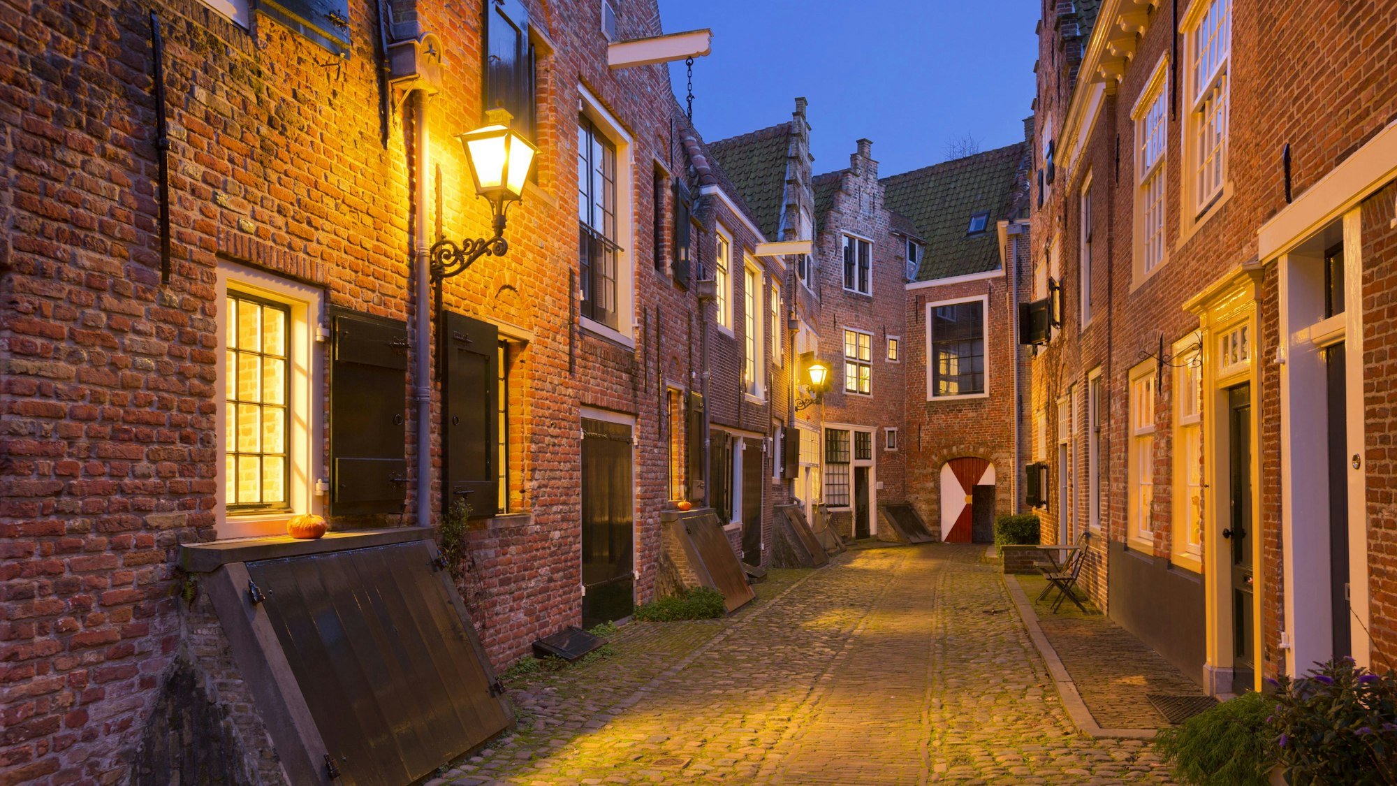 Die historische Gasse von Kuiperspoort in Middelburg, Niederlande, bei Nacht.