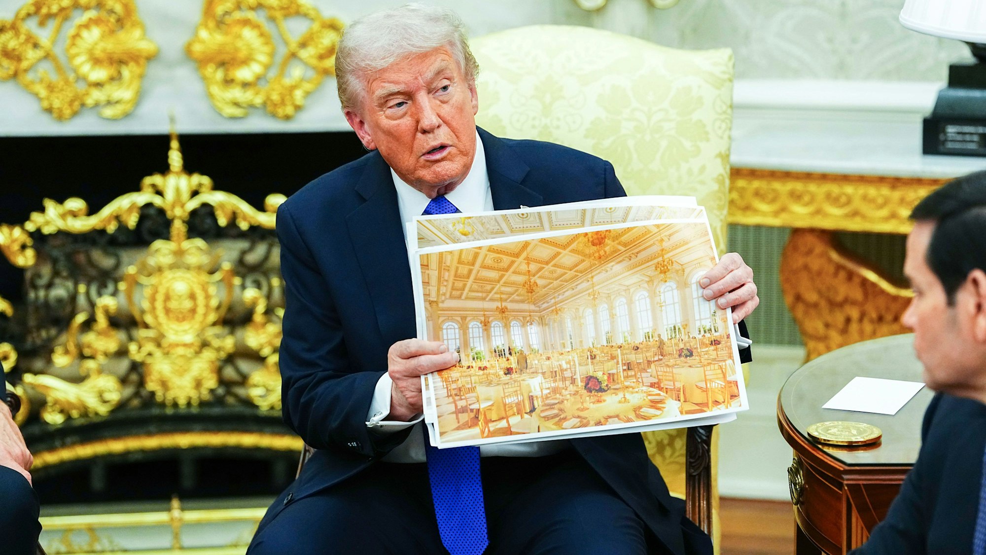 US-Präsident schwärmt von einem Versailles-ähnlichen goldenen Prunksaal, der künftig den historischen Ostflügel des Weißen Hauses ersetzen soll.