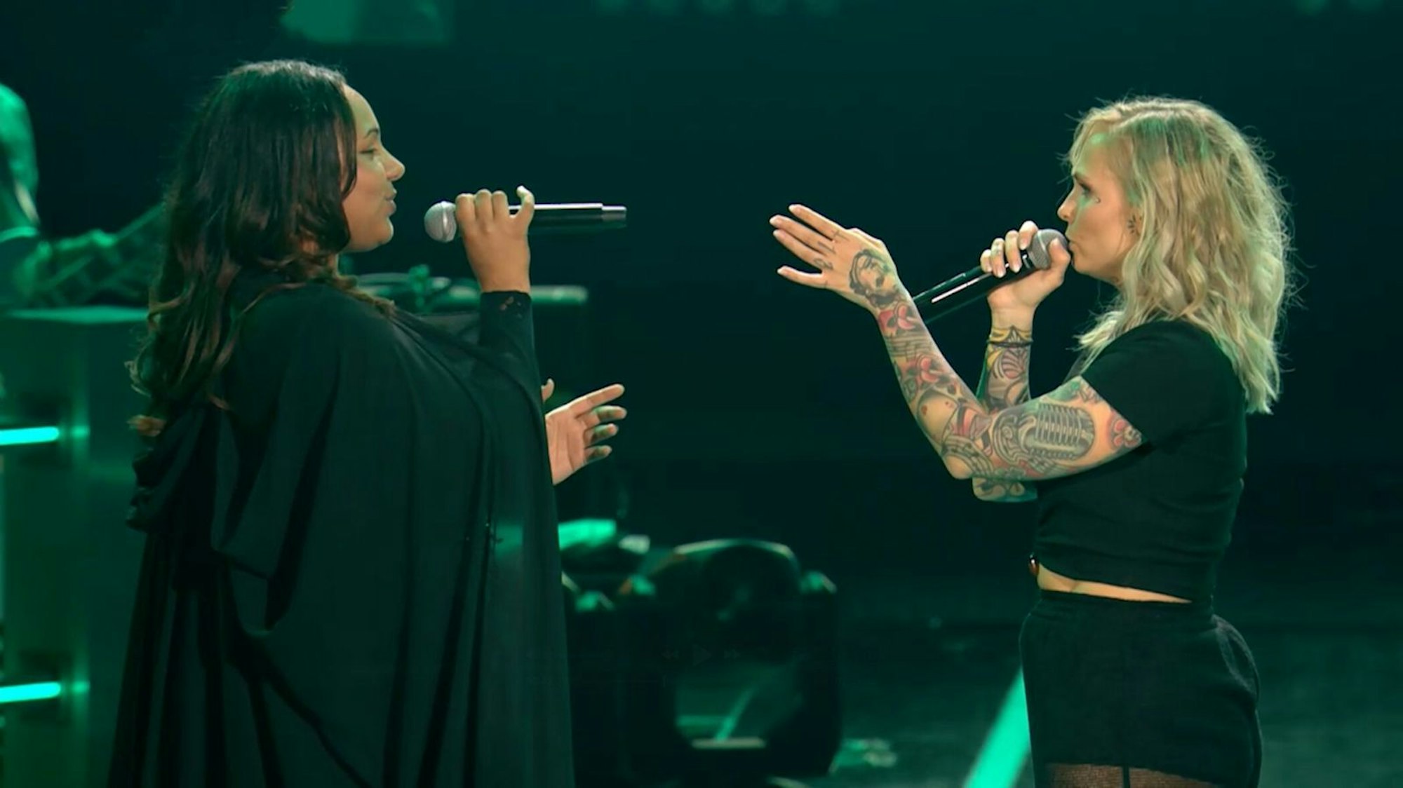 Bei Lisa und Jazzy packt Team Fanta die Kettensäge aus und präsentiert eine ungewöhnliche Version von Tokio Hotels „Durch den Monsum“. Lisa shoutet, Jazzy rappt.  (Bild: Joyn)