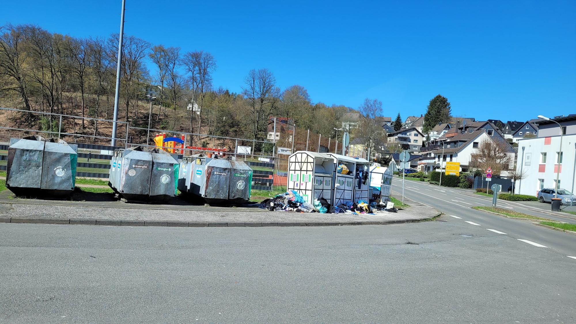 Das Foto zeigt die Sammelbehälter an der Olpener Straße in Kürten