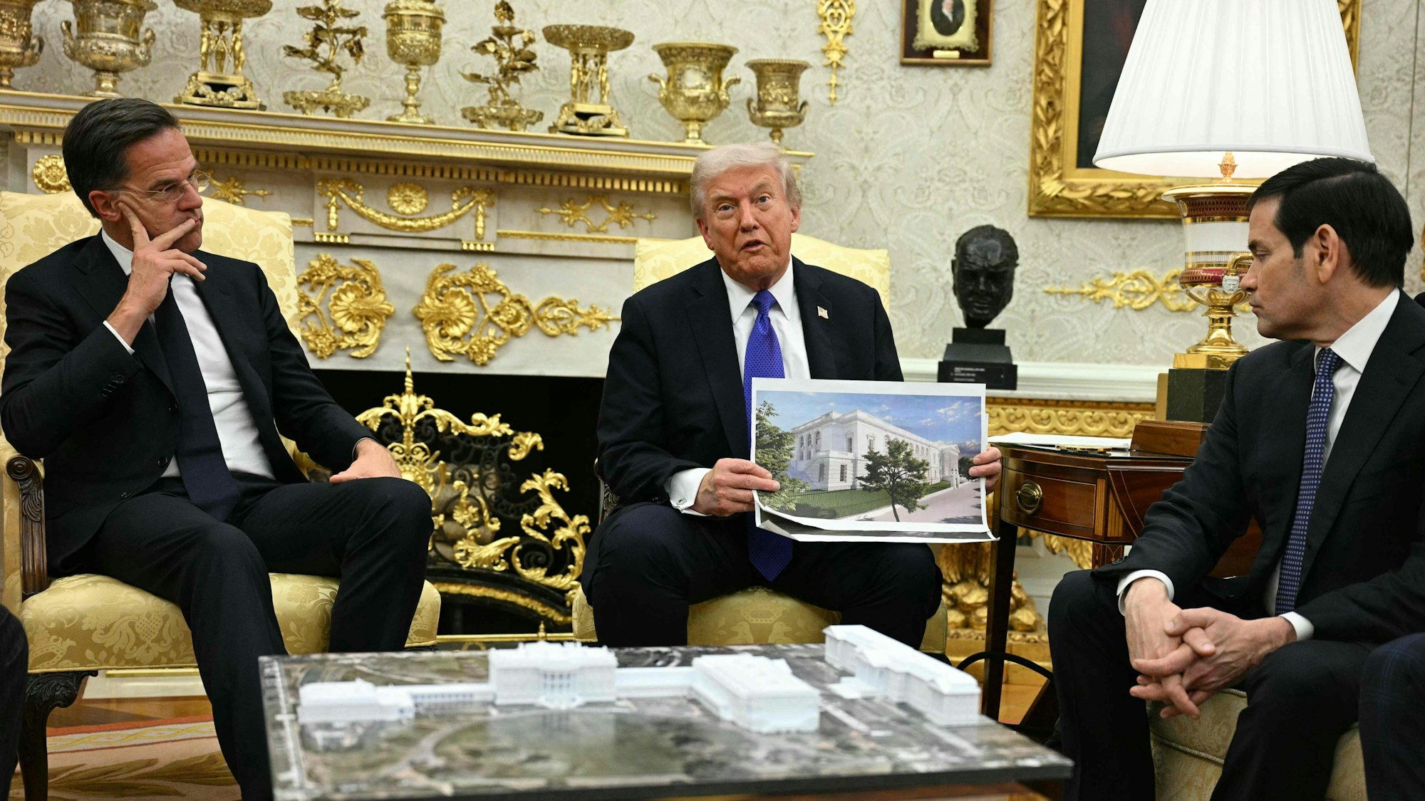 Nato-Generalsekretär Mark Rutte (l.) sitzt im Oval Office mit US-Präsident Donald Trump (m.) und US-Außenminister Marco Rubio zusammen.