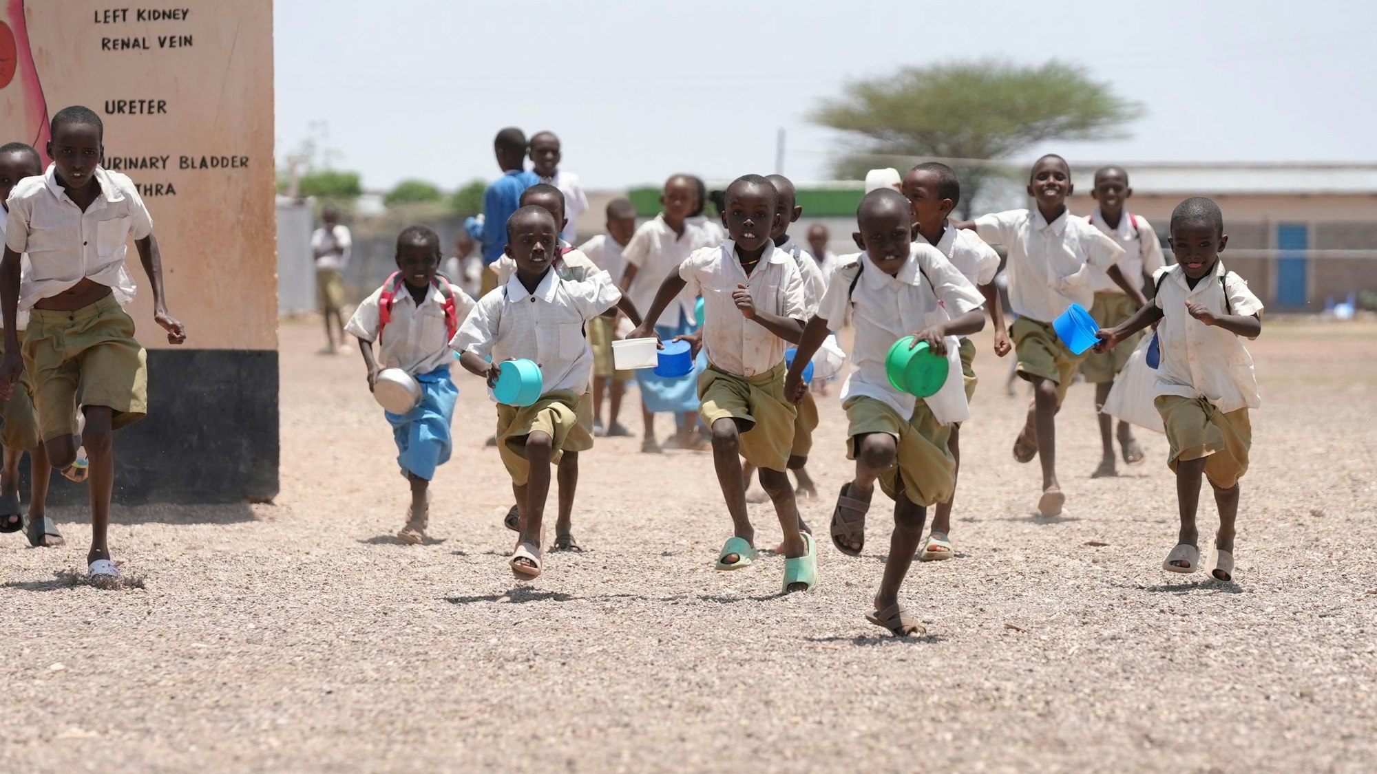 Sprint zur Schulküche: Die freie Mahlzeit ist für viele Kinder ein wichtiger Grund, die Schule zu besuchen. Sie kommen aus armen Familien.