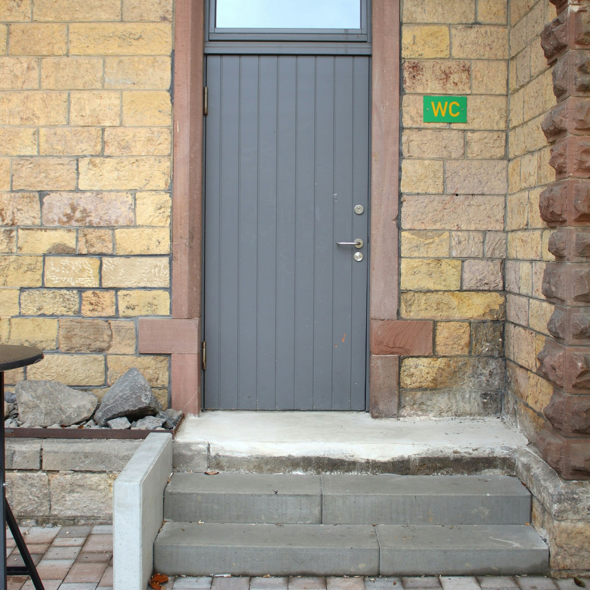 Zwei Stufen muss man steigen, um in die Toilette am Bahnhof Bad Münstereifel zu gelangen.