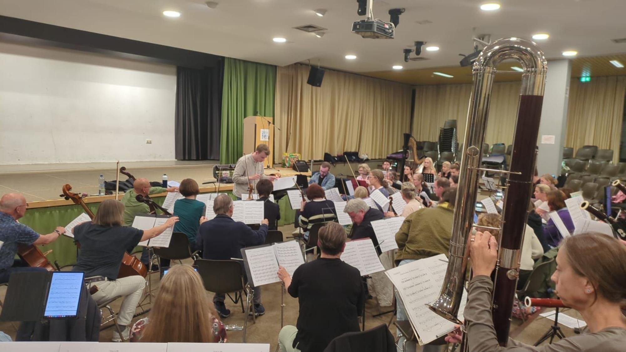 Der Orchesterverein Hilgen und die Musicalische Academie zu Burscheid proben.