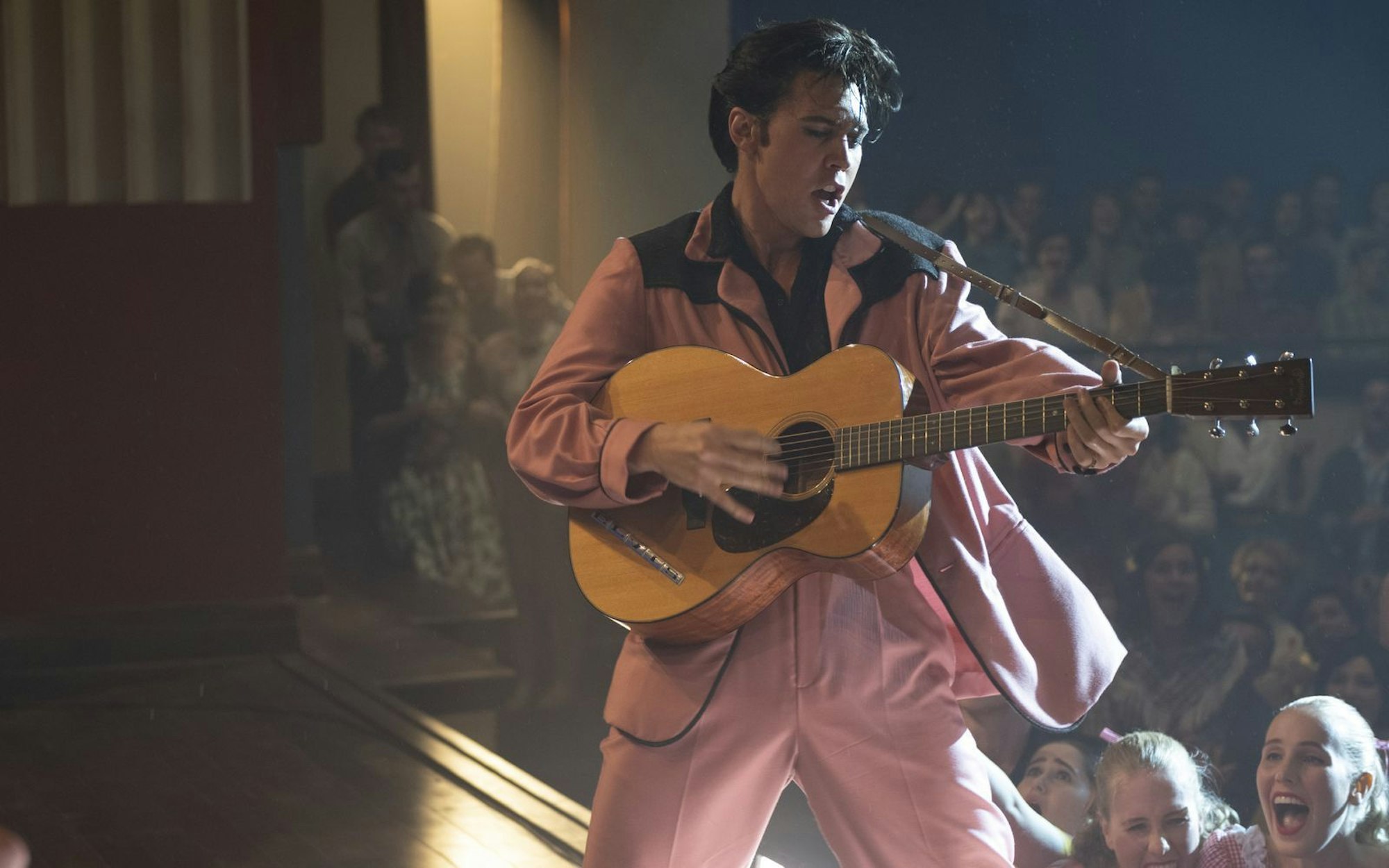 Ein Hochglanz-Biopic über den „King of Rock'n'Roll“ mit Austin Butler (Bild) als Hauptdarsteller: Priscilla Presley, die frühere Ehefrau von Elvis, beurteilte seine  Leistung in „Elvis“ (2022)als „herausragend“. (Bild: 2022 Warner Bros. Entertainment Inc.)