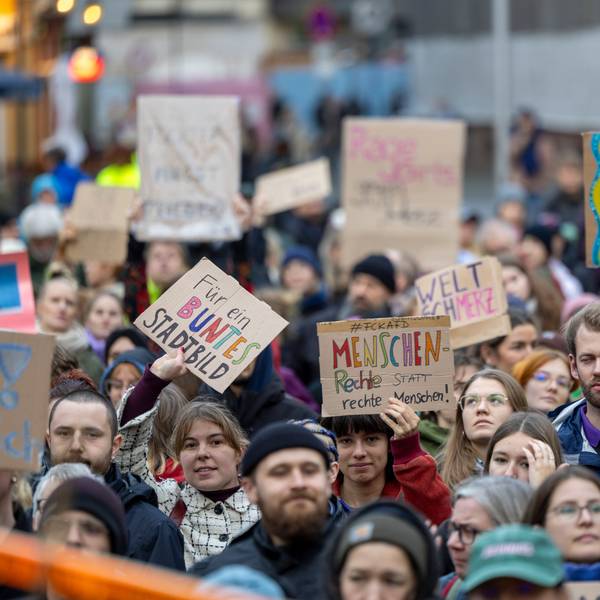 Zahlreiche Menschen nahmen am Donnerstag in Köln an einer Kundgebung gegen die Aussagen von Bundeskanzler Merz zu Stadtbild und Migration teil.