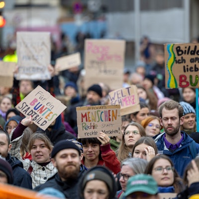 Zahlreiche Menschen nahmen am Donnerstag in Köln an einer Kundgebung gegen die Aussagen von Bundeskanzler Merz zu Stadtbild und Migration teil.