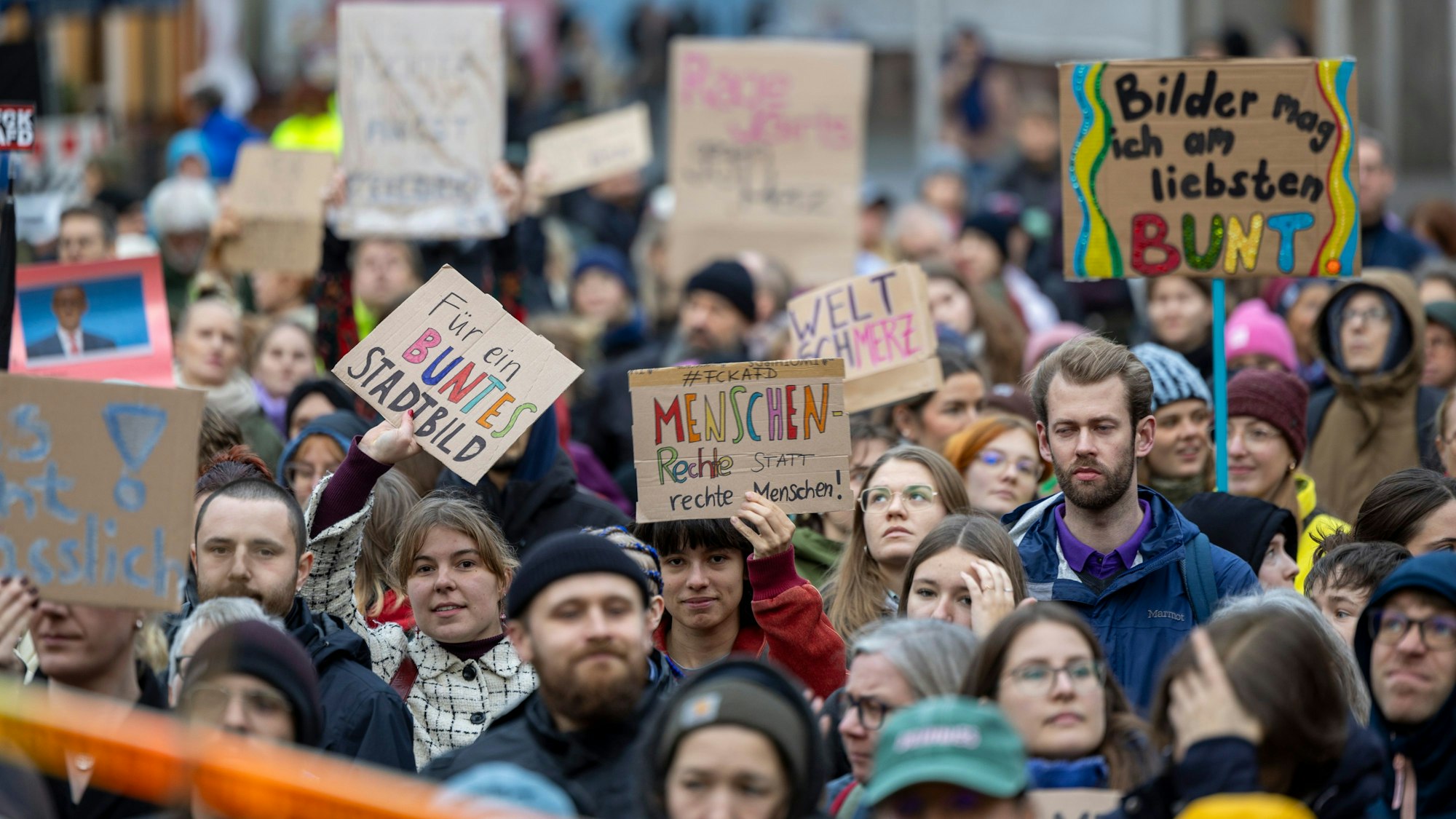 Zahlreiche Menschen nahmen am Donnerstag in Köln an einer Kundgebung gegen die Aussagen von Bundeskanzler Merz zu Stadtbild und Migration teil.