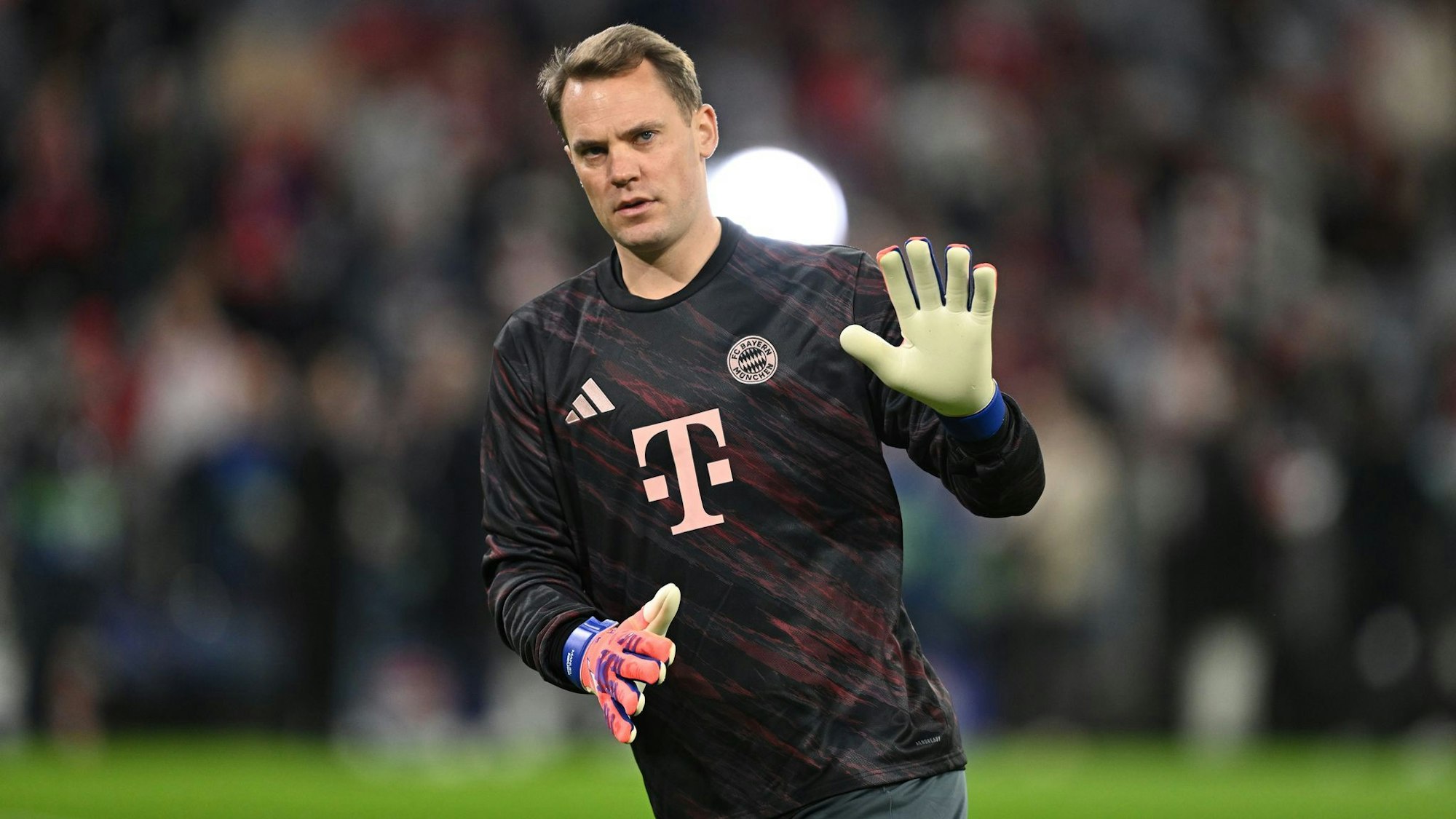 Manuel Neuer beim Aufwärmen vor einem Spiel des FC Bayern.