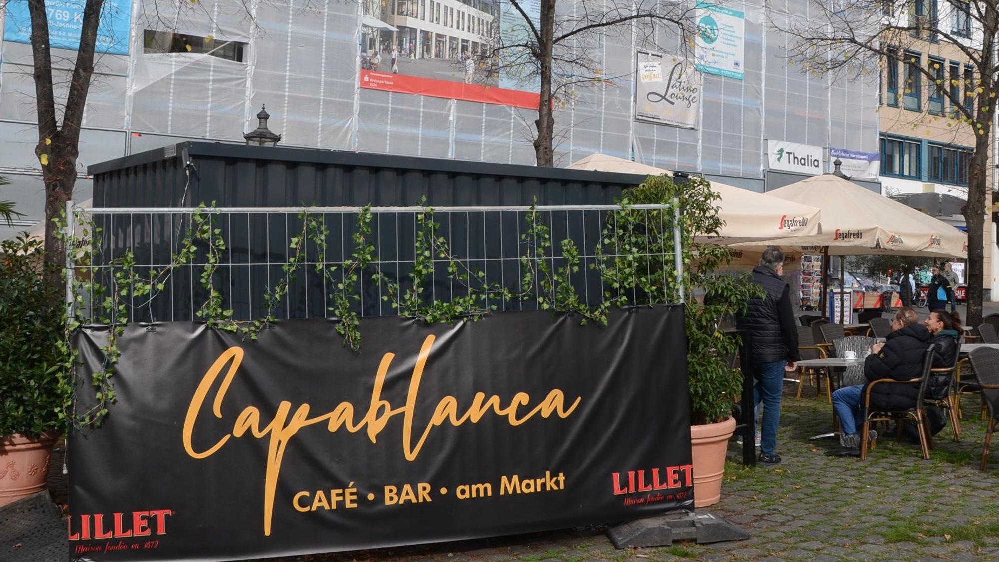 An einem Bauzaun hängt das Transparent mit der Aufschrift Capablanca.
