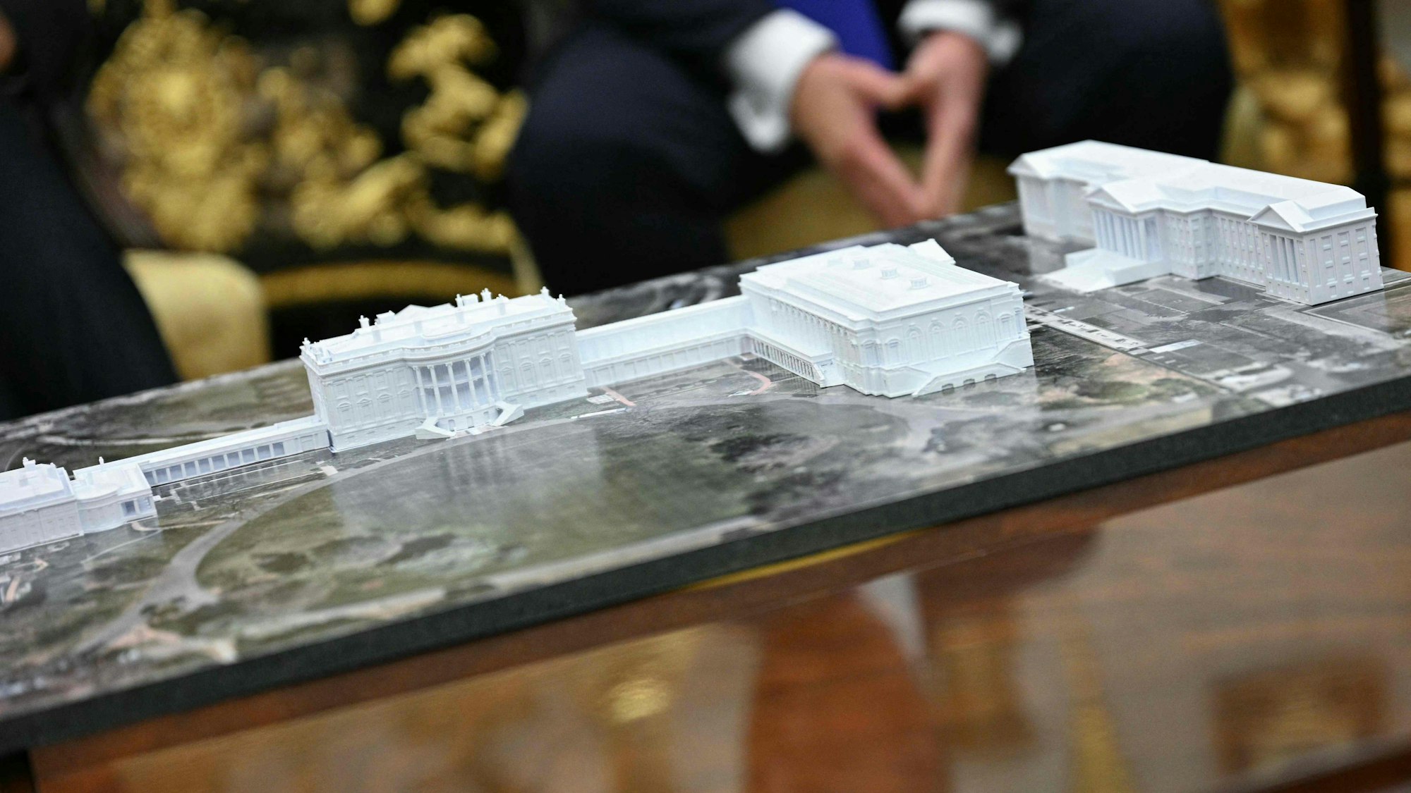 Ein Modell des künftigen Weißen Hauses: Laut der Denkmalschutz-Stiftung National Trust for Historic Preservation droht das weltbekannte Hauptgebäude des Weißen Hauses durch den künftig doppelt so großen East Wing optisch „erdrückt“ zu werden.