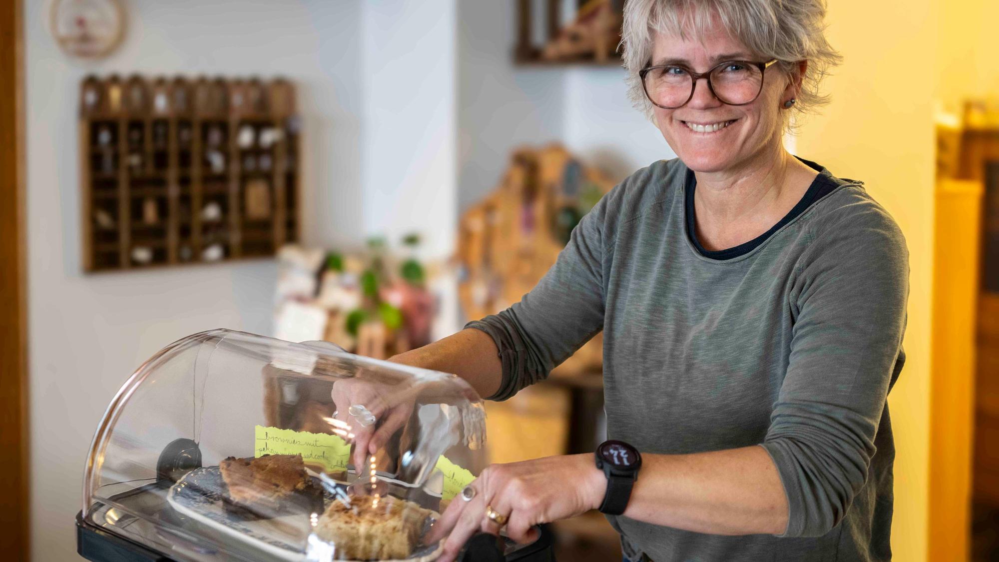Kerstin Mügge richtet Kuchen an.