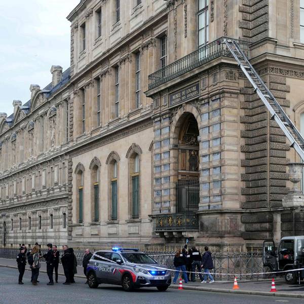 Polizisten stehen neben einem Möbelaufzug, mit dem Einbrecher in das Louvre-Museum am Quai François Mitterrand eindrangen. Sie sollen Schmuck aus der Sammlung Napoleons gestohlen haben und dann geflüchtet sein.