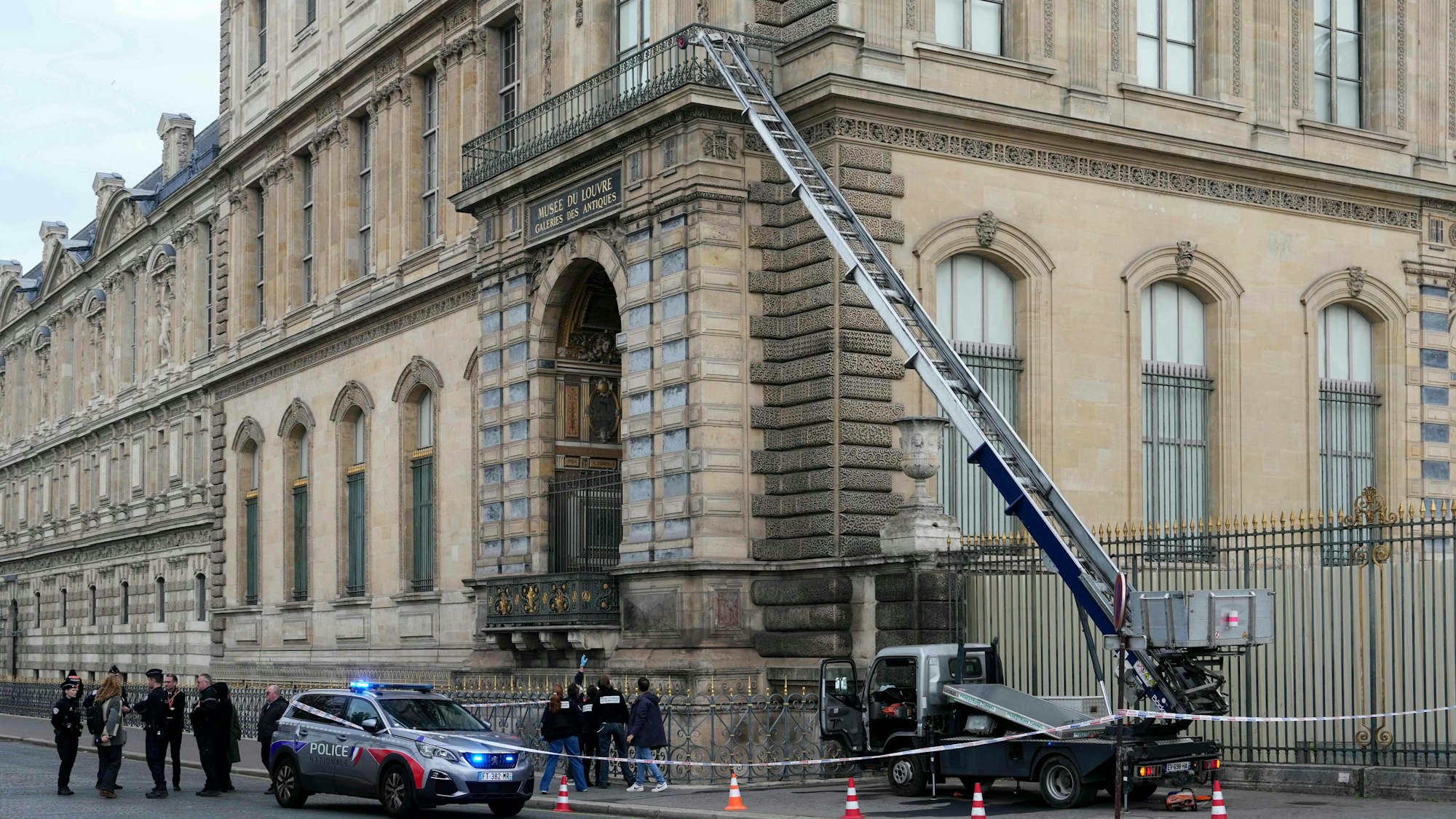 Polizisten stehen neben einem Möbelaufzug, mit dem Einbrecher in das Louvre-Museum am Quai François Mitterrand eindrangen. Sie sollen Schmuck aus der Sammlung Napoleons gestohlen haben und dann geflüchtet sein.