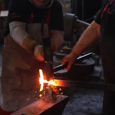 Schmiedeworkshop am Oelchenshammer, Formung eines Ankers auf dem Amboss.