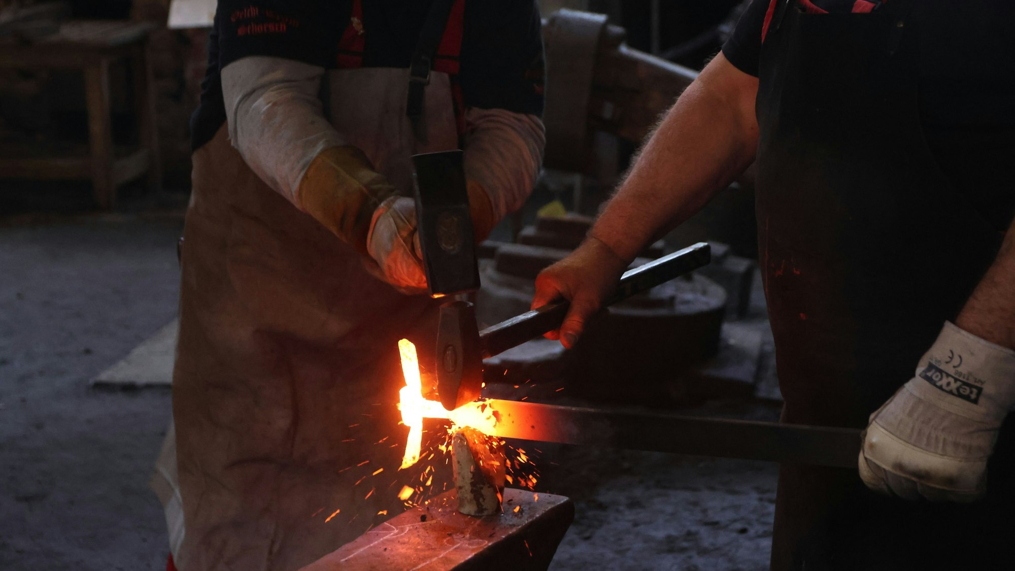 Schmiedeworkshop am Oelchenshammer, Formung eines Ankers auf dem Amboss.