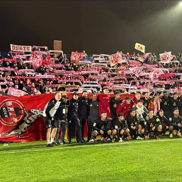 Partystimmung: Die U19 des 1. FC Köln feiert mit den mitgereisten Anhängern den wichtigen Sieg.
