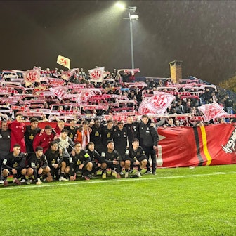 Partystimmung: Die U19 des 1. FC Köln feiert mit den mitgereisten Anhängern den wichtigen Sieg.