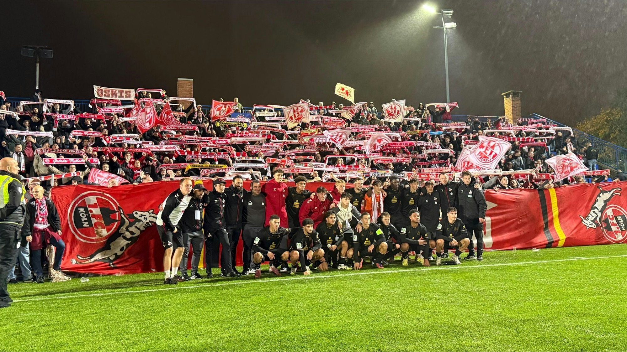 Partystimmung: Die U19 des 1. FC Köln feiert mit den mitgereisten Anhängern den wichtigen Sieg.