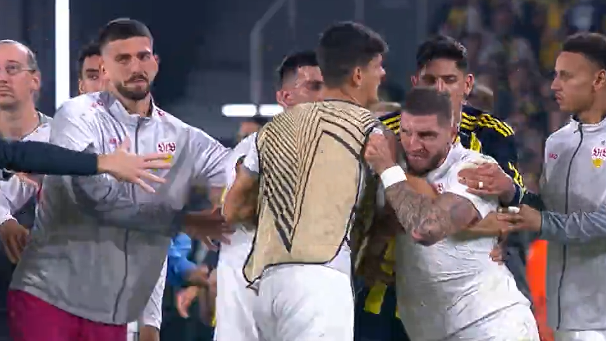 Jeff Chabot muss nach dem Spiel des VfB Stuttgart bei Fenerbahce von seinen Mitspielern in einer Rudelbildung zurückgehalten werden.
