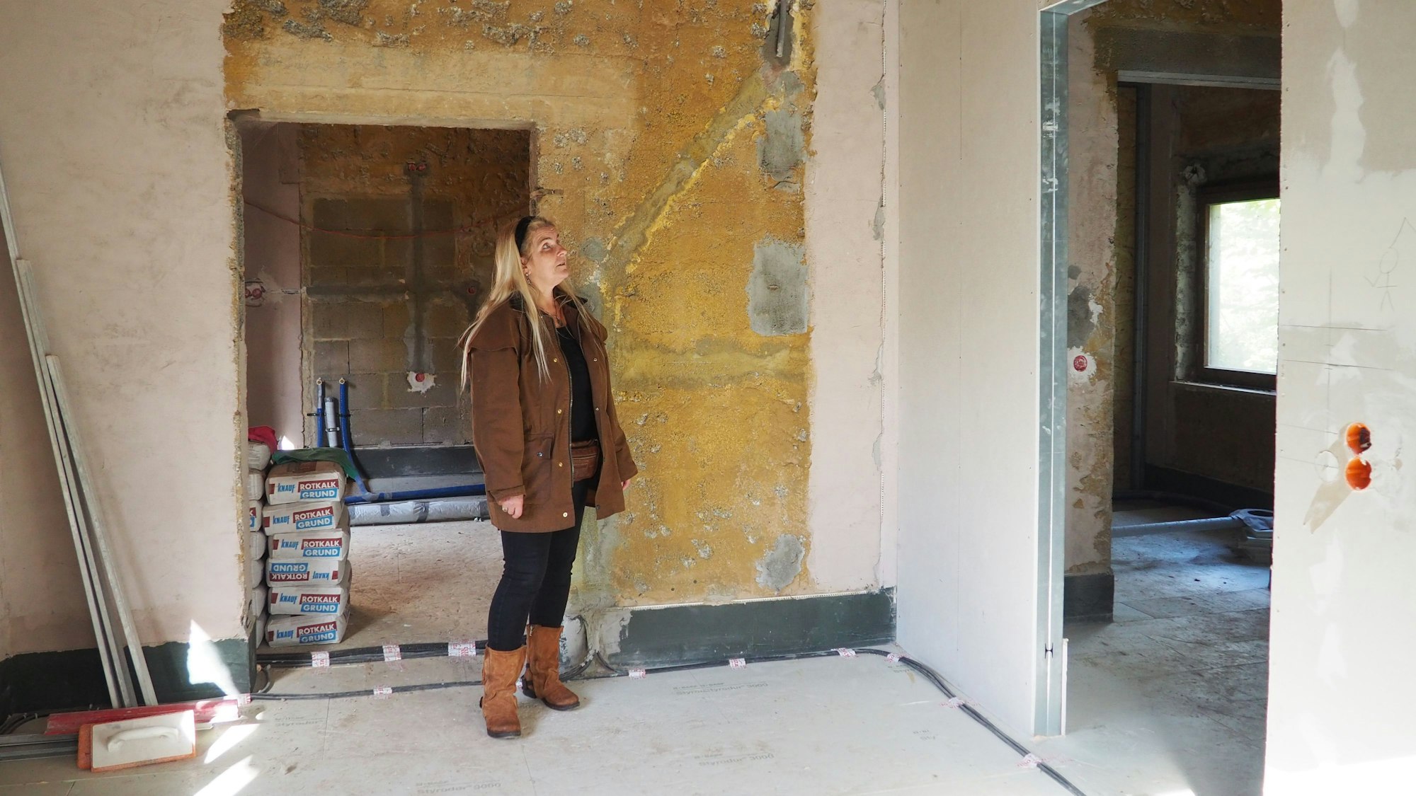 Angelika Kohlgraf steht im Anbau des Mühlenhofs, in dem der Wiederaufbau nach der Flutkatastrophe fortschreitet.