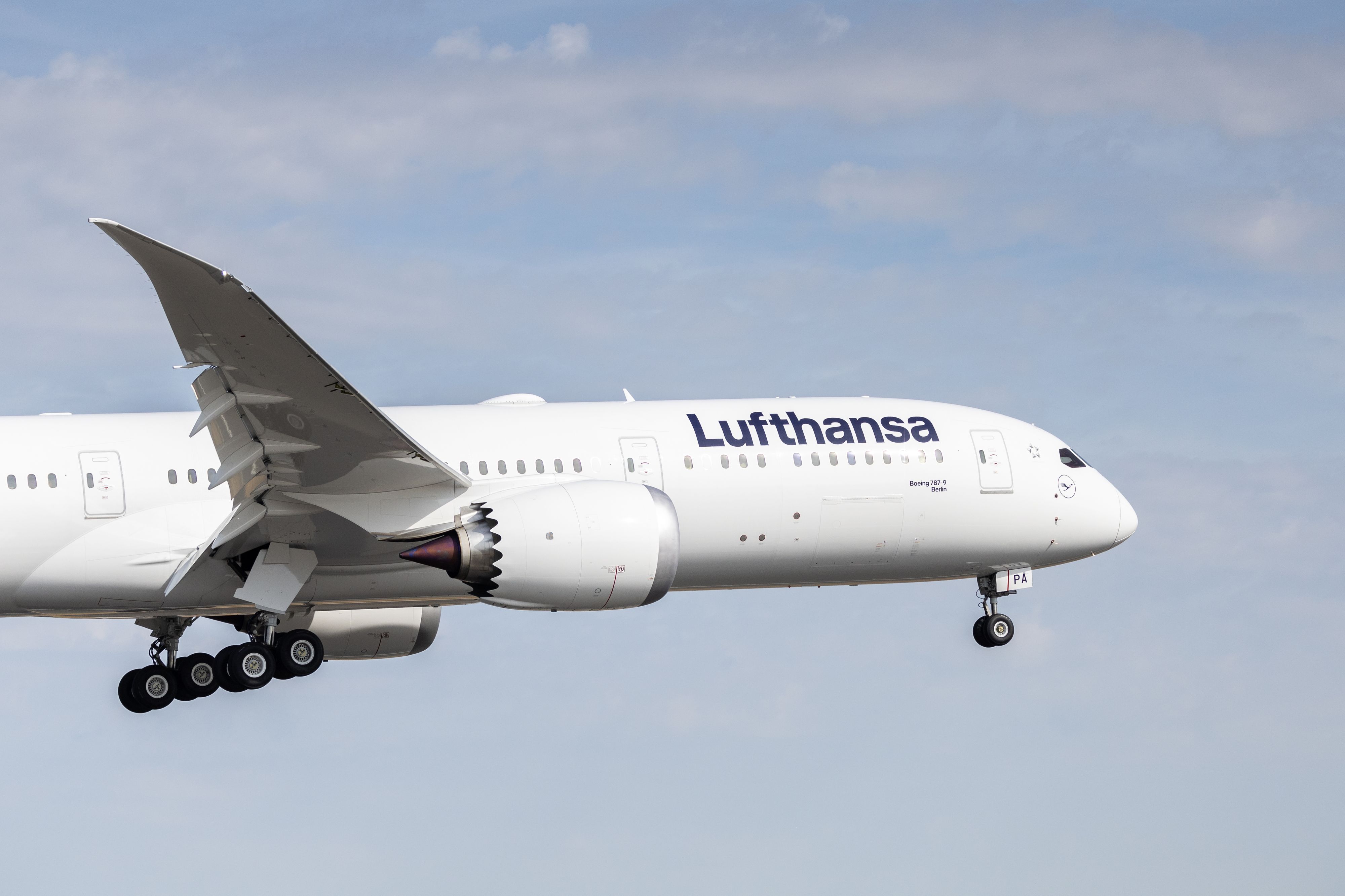Eine Lufthansa-Maschine des Typs Boeing 787-9 ist im Landeanflug auf den Frankfurter Flughafen.