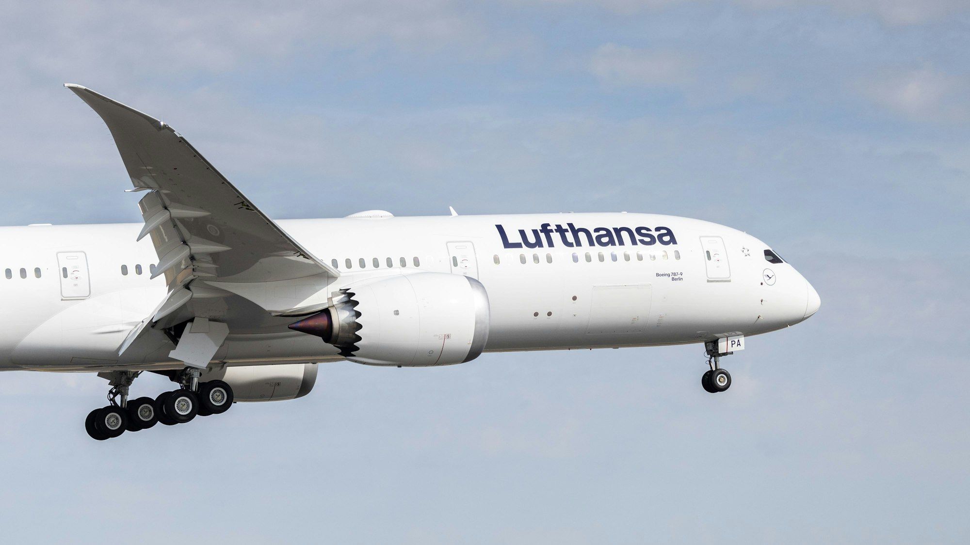 Eine Lufthansa-Maschine des Typs Boeing 787-9 ist im Landeanflug auf den Frankfurter Flughafen.